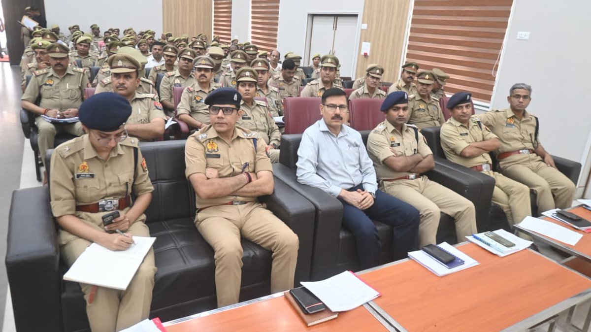 bareillypolice's tweet photo. जनपद बरेली में दि0 24/25.04.26 को प्रस्तावित ताजुश्शरिया उर्स कार्यक्रम को सकुशल, शांतिपूर्ण एवं सुव्यवस्थित ढंग से सम्पन्न कराने के उद्देश्य से #SPCity, #SPSouth एवं #SPNorth द्वारा संयुक्त रूप से ड्यूटी में लगे पुलिस बल की ब्रीफिंग कर आवश्यक दिशा निर्देश दिये गये।
#UPPolice https://t.co/ReTgmQY2WN