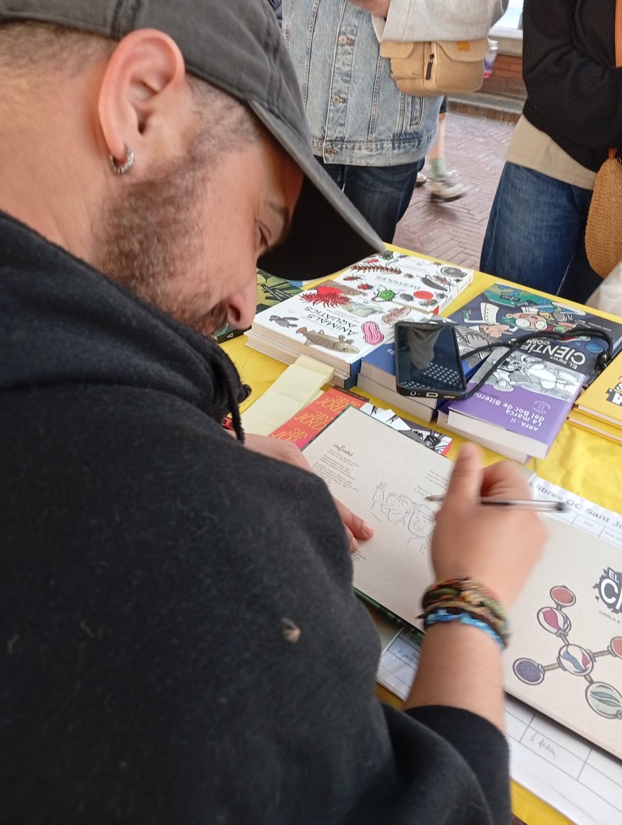 OmniumNouBarris's tweet image. A la marquesina de via júlia #noubarris, celebrant la diada de #santjordi 
Us esperem!
@omnium