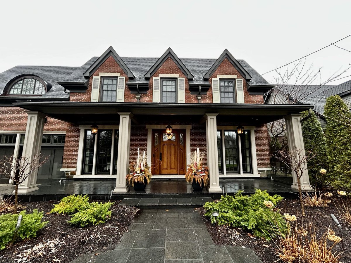 AmberwoodDoors's tweet image. #tbt to 2014!
There are doors and there are Amberwood Doors. 
💫
This gorgeous #custommade *SOLID* Rift Sawn #whiteoak @AmberwoodDoors #door is aging beautifully!
#builttolast   #madein 🇨🇦

Contact amberwooddoors.com today!
416-213-8007 or 1-800-861-3591
🇨🇦 &amp;amp; 🇺🇸 Shipping