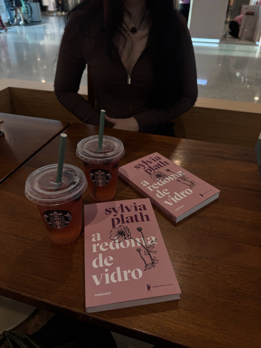 billeiw's tweet photo. ler esse livro ja foi uma experiência de quase morte mds to n preparada gente https://t.co/potWGS8lqy