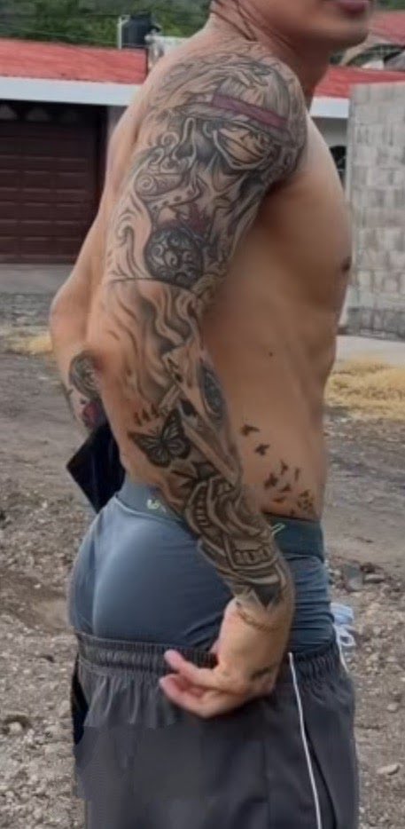 jonas40788's tweet photo. Cuantos más enloquecen oliendo los boxers, la tanga, la trusa o el calzón de licra de un hombre? No hay activo que no nos encante un macho así, nalgón, varonil, que sus calzones huelan a cabrón, a huevo y a cazuela sudada ufff 👅😈😈😈 https://t.co/OMx3WlE7yV
