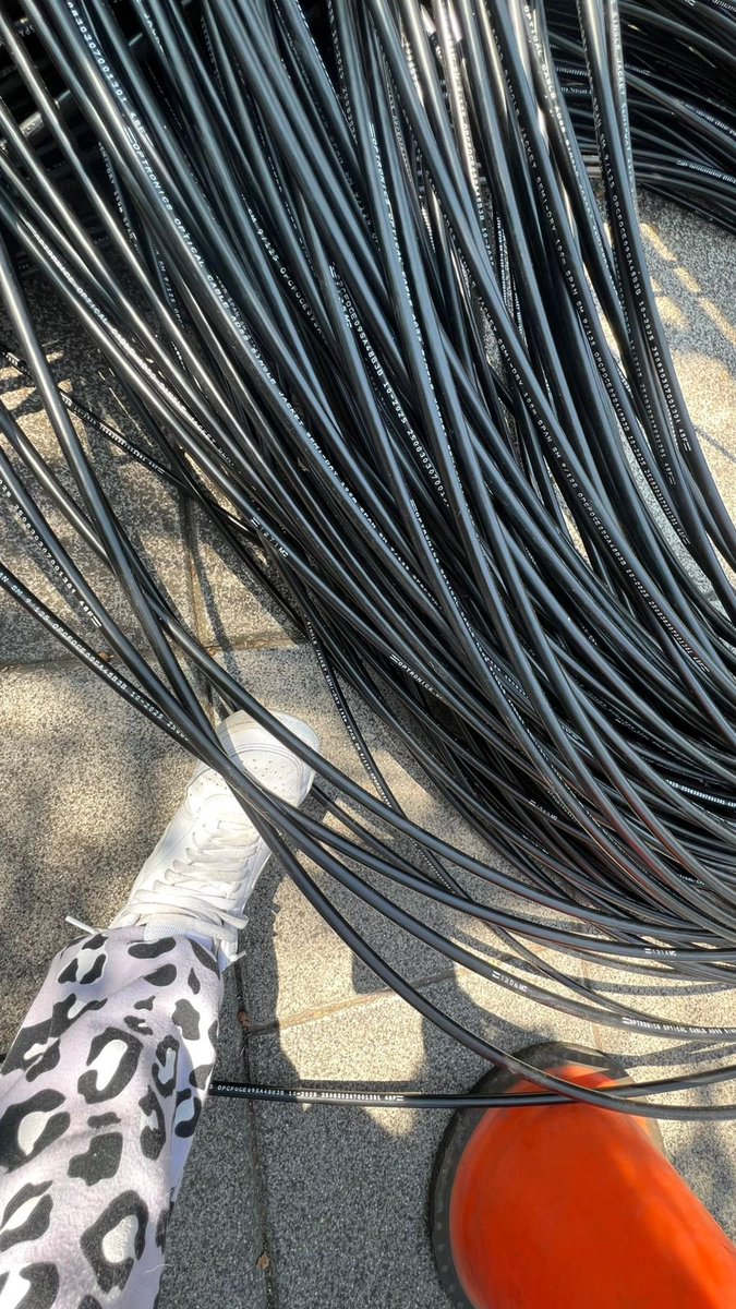 pilfernandez's tweet image. ‼️‼️‼️Dia 24‼️‼️‼️ 

  Y!!!!!!……….👇👇👇🖐️🖐️
CONTANDO LA INEPTITUD @ClaraBrugadaM @Ceci_vadillo @GustavoGarciaMH de @mauriciotabe @cesar_m_garrido PONGAN ORDEN A #telmex #izzy y todas estas compañías IRRESPONSABLES @carlosslim @RicardoBSalinas 

EL PROBLEMA DEL CABLEADO esta