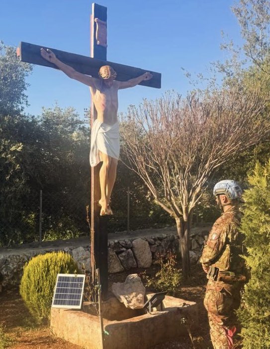 FrancoisVayne's tweet image. Bravo aux forces italiennes de la #FINUL qui, en moins de 48 heures, ont remplacé le #crucifix qui avait été endommagé avec haine par un soldat israélien, dans le village de Debel au #Liban. La vérité et l’amour l’emporteront toujours! 🇺🇳🇮🇹🇱🇧