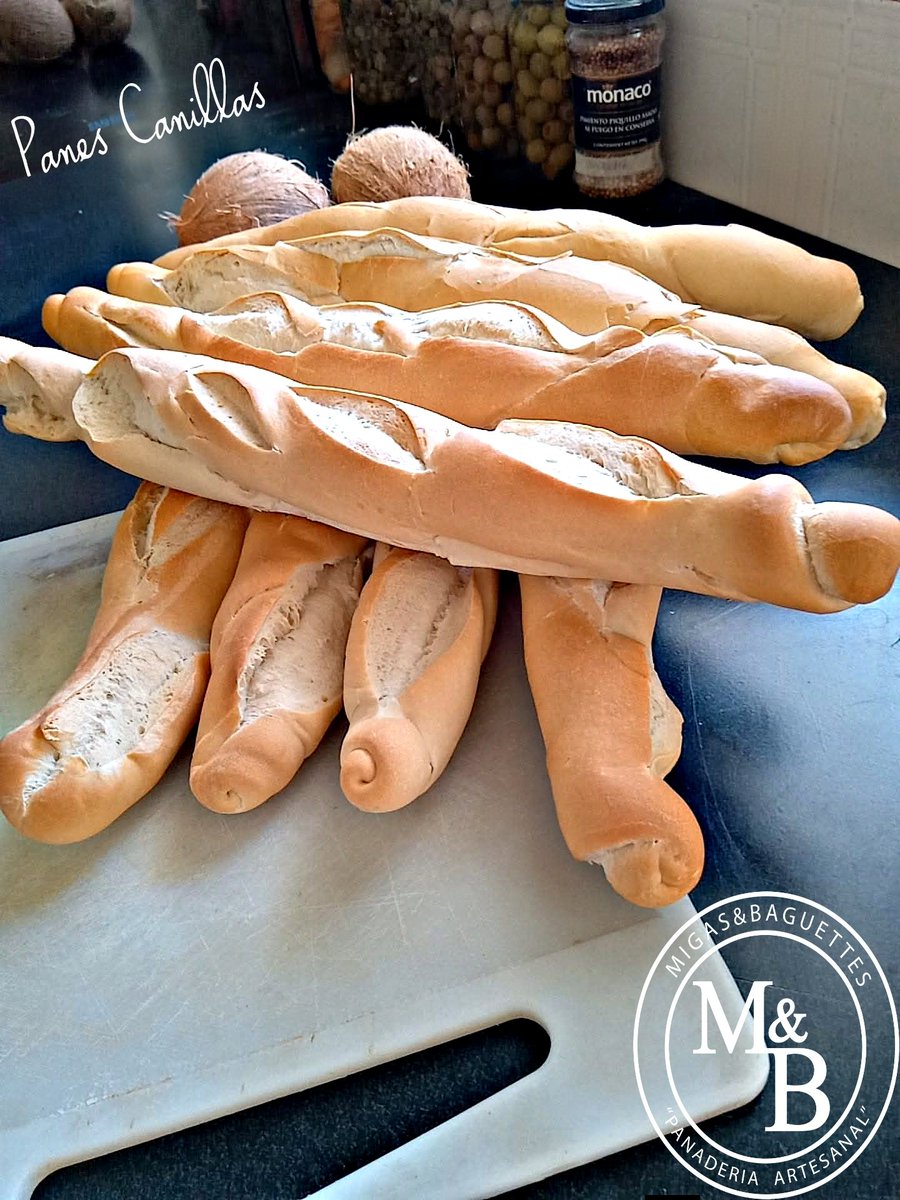 migasybaguettes's tweet photo. Saliendo los panes Canillas de 250 g, corteza crujiente y miga suave tipo algodón 🔥
Pan de la casa🥖
Trabajando ando 😜
#pancanilla #panfrances #francesitos #pandebarras #panespañol #barrasespañolas #pansiciliano #pansicilianito #migasybaguettes #hogazas #pan #panaderia https://t.co/dbFBIyHakN