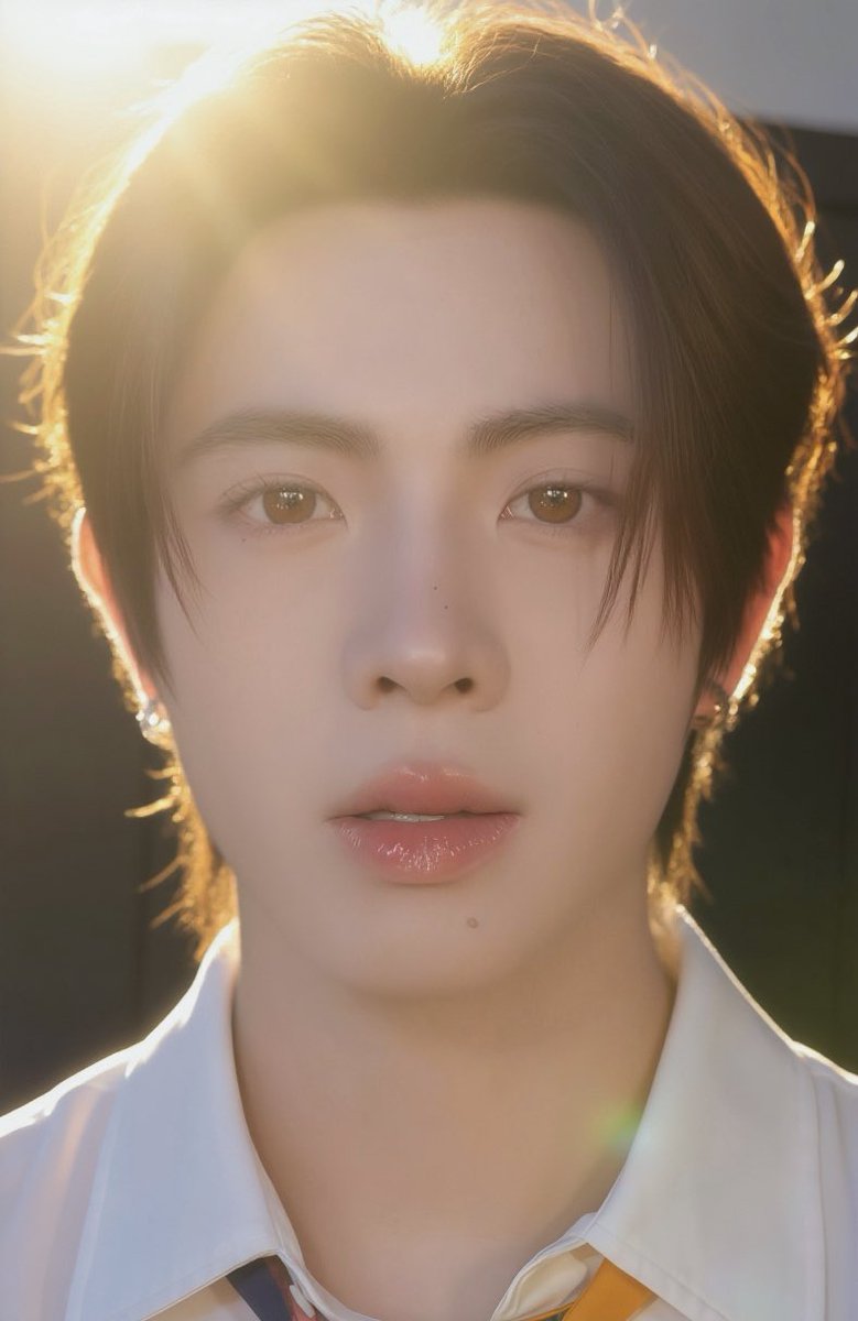 ไม่รู้ต้องชมเครื่องหน้าอีกกี่ครั้งถึงจะพอกับความสวยที่น้องมี หวานยิ่งกว่าน้ำผึ้งเดือนห้า ผิวโกลว์อมชมพูเนียนละเอียดทะลุเลนส์กล้อง เหมือนล้างหน้าด้วยน้ำแร่เอเวียงเป็นรูทีน ตาหวานใสแจ๋วแป๋วแหว๋ว หวานจากภายในสู่ภายนอก สีปากออมเบร ออนท้อปด้วยกลอสซี่นิด ๆ จือให้เห็นฟันเล็ก ๆ