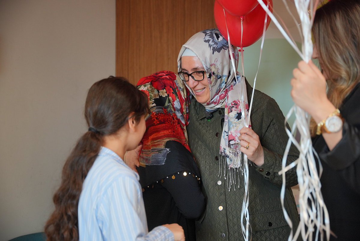 salihademirer's tweet photo. Bir balon, bir gülüş, bir sarılış… kocaman bir mutluluk. 🎈🤍

Çam ve Sakura Şehir Hastanesi Çocuk Bölümü’nde minik yavrularımızla birlikteydik.

Onların bir tebessümü, bir bakışı, bir sözü insanın yüreğine dokunuyor.
Bayram sevincini birlikte paylaşırken bir kez daha gördük ki; çocuklarımızın yüzündeki gülümseme her şeyden daha kıymetli.

Rabbim tüm evlatlarımıza sağlık, huzur ve umut dolu bir ömür nasip etsin.
23 Nisan’ın neşesi, tüm çocuklarımızın kalbinde daim olsun. 🇹🇷
