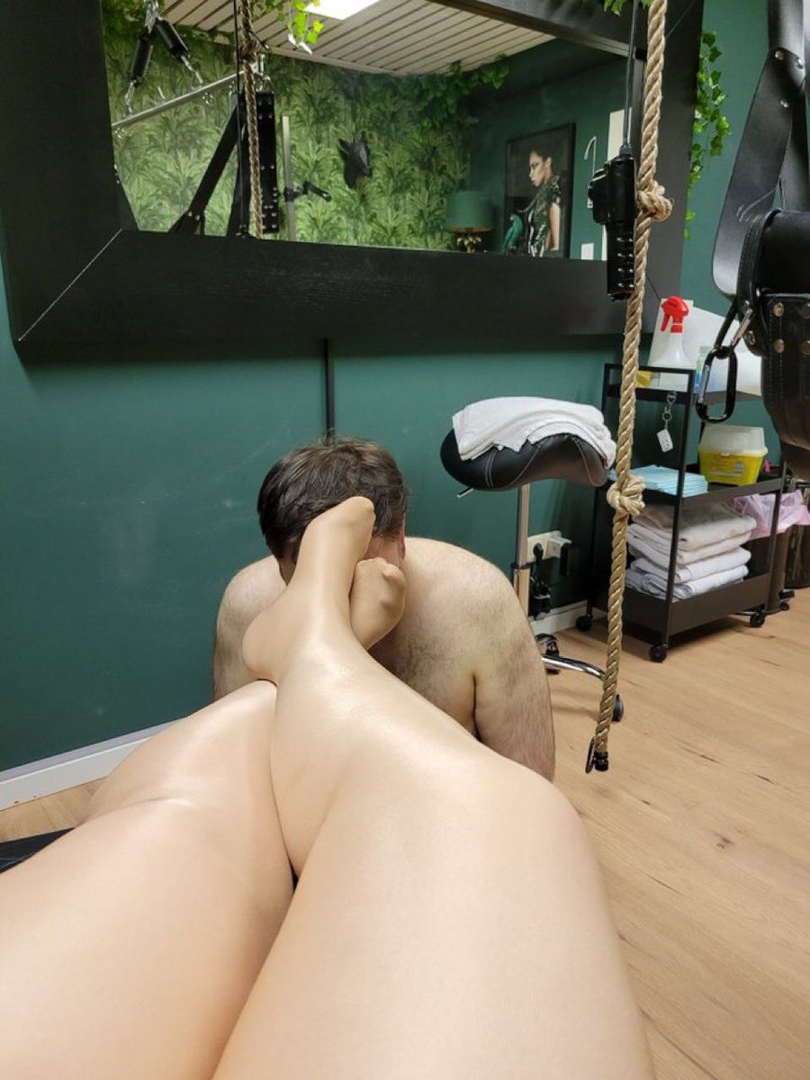Kel0475's tweet photo. Submissive slave come with full parkage to get three day session wish you are next lucky slut to serve me 
Telegram:mommy_v_6
Signal: mommydripping.33 https://t.co/74HN44BwcE