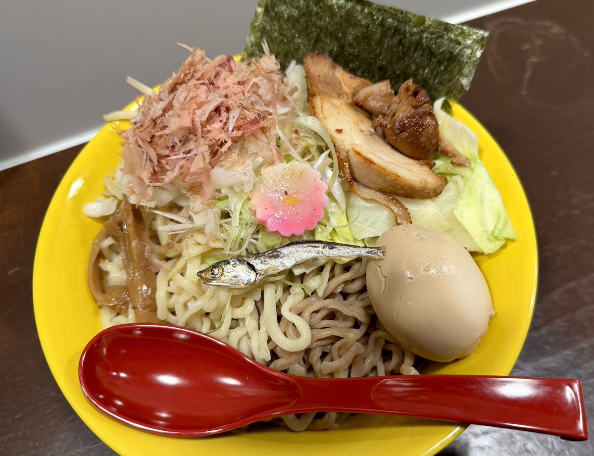 K928Nob's tweet photo. #3SO #町田市

2種麺ver.の
 ニボシ3SOつけめん ＋TP
 麻辣 &amp; チーズご飯

香り豊かな濃厚つけ汁も そこに絡む 全粒粉麺との2種麺も😆
白髪ネギ 茹でもやキャベツ ちゃーしゅー めんまに 人気者の🐟カリカリニボシまで 全てが抜群な食べ応え🌸
各種ご飯と がっつりおいしく完食です😋
ごちそうさま🍻 https://t.co/mI55Fm02Ku