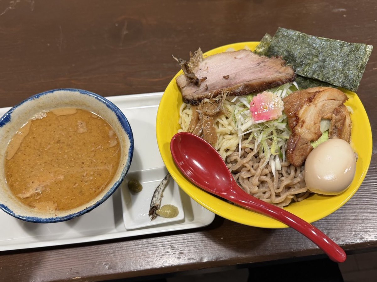 K928Nob's tweet photo. #3SO #町田市

2種麺ver.の
 ニボシ3SOつけめん ＋TP
 麻辣 &amp; チーズご飯

香り豊かな濃厚つけ汁も そこに絡む 全粒粉麺との2種麺も😆
白髪ネギ 茹でもやキャベツ ちゃーしゅー めんまに 人気者の🐟カリカリニボシまで 全てが抜群な食べ応え🌸
各種ご飯と がっつりおいしく完食です😋
ごちそうさま🍻 https://t.co/mI55Fm02Ku