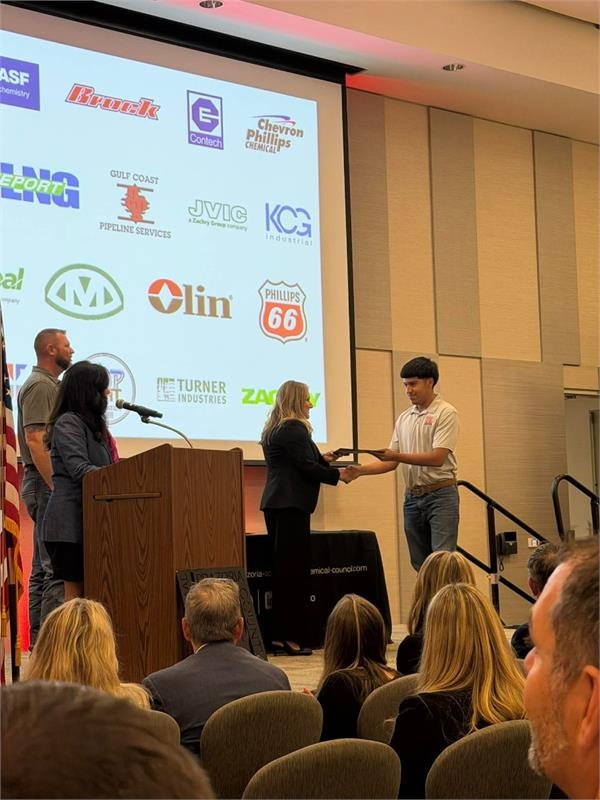 BrazosportISD's tweet image. Congratulations to the 13 BISD students who signed and secured industry jobs during BCPC Signing Day! These students are turning hands-on skills into real-world opportunities! #FutureReady 
Info and student names at brazosportisd.net/news/what_s_ne… @BwoodBucs @AlwaysExporter