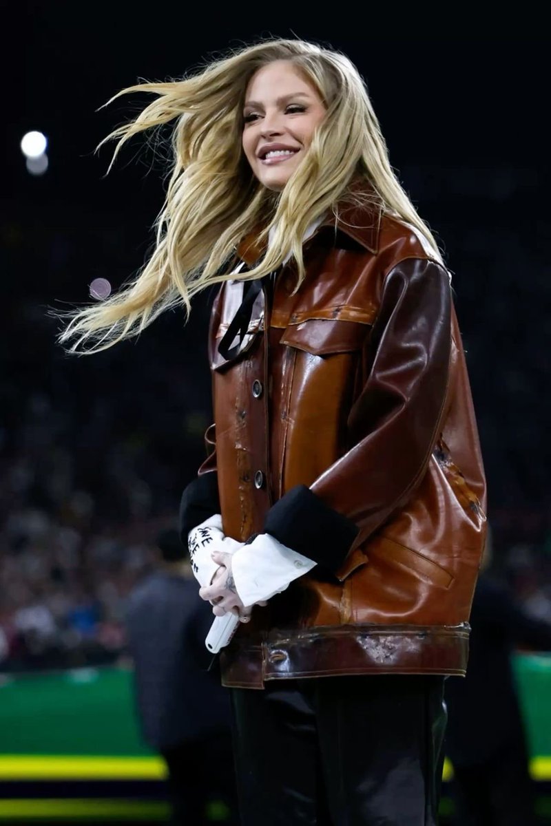 <a href="/zanelowe/">Zane Lowe</a>  sobre Luísa Sonza em entrevista recente:

“Você já é  internacional. Coachella é um indicador disso. É fantástico que você tenha as suas músicas e fãs no mundo todo”.