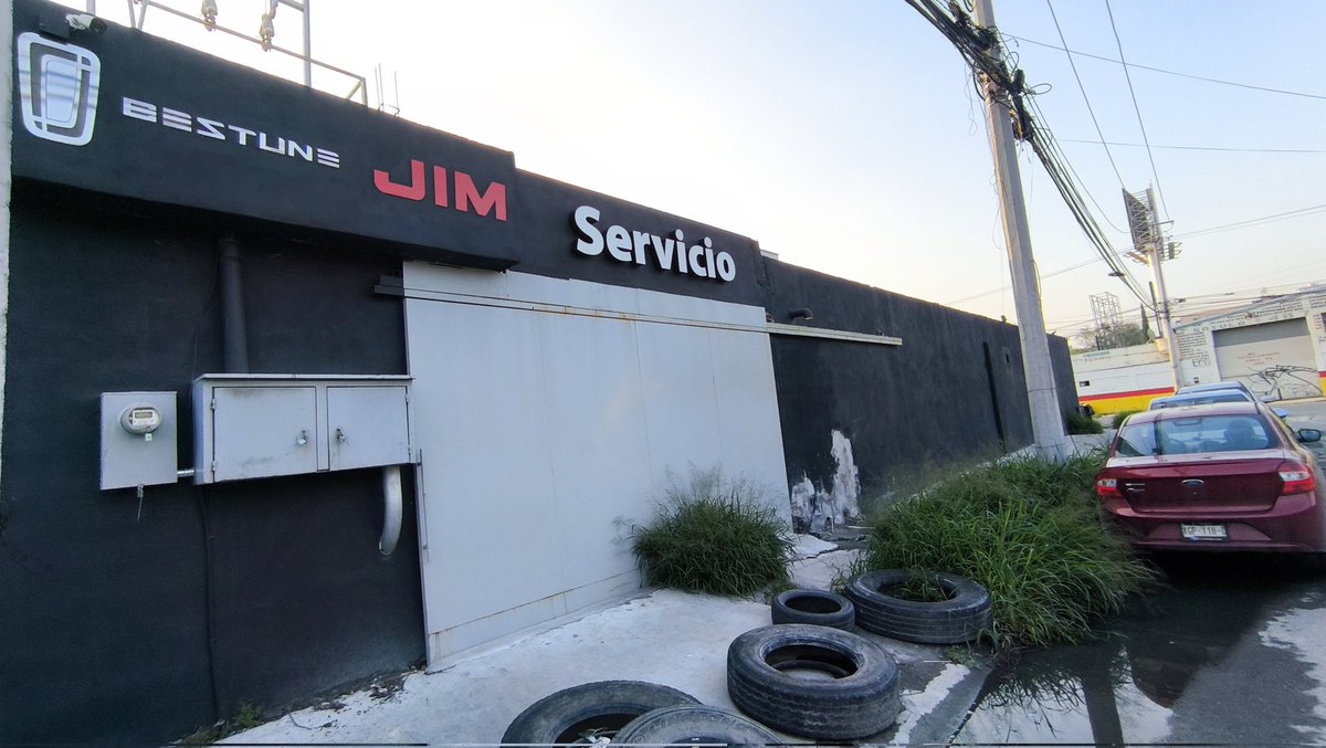 CalebCharnicha1's tweet photo. @ayd_monterrey Está fuga o desagüe lleva semanas, está en la esquina de Padua y Sayula en Mitas Sur, municipio de Monterrey. https://t.co/l5muLGwrz8