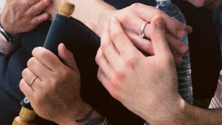 O fotoğrafdan sonra hep el kıllarını almaya başladı... Aynı kafadayız aşkım benide rahatsız etmişti güzel ellerini örtüyordu yani