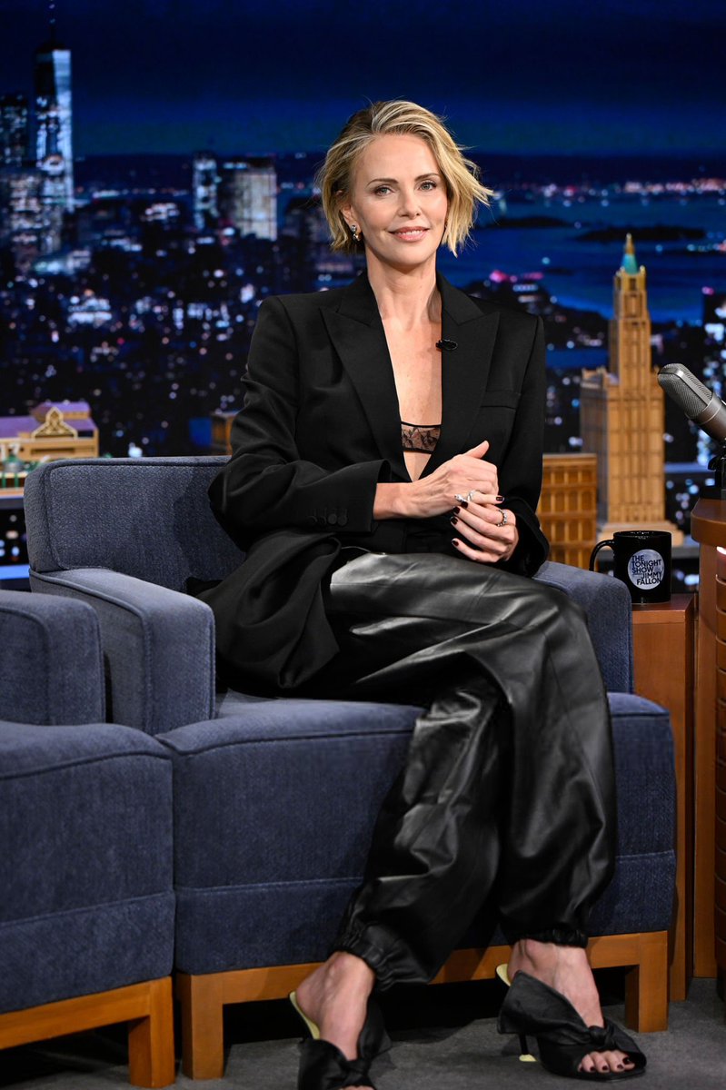 Charlize Theron Brasil tweet media