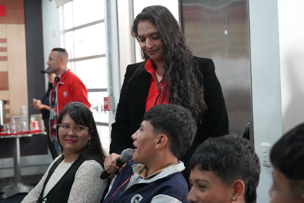 PaulaXHenaoE's tweet photo. Hoy vivimos una gran jornada en la Estación de Kennedy. No solo celebramos los 100 años de la Secretaría de Hacienda, sino que mostramos que en Bogotá los impuestos SÍ se ven.

Me llena de orgullo contarles que, bajo el liderazgo del Alcalde @CarlosFGalan, estamos construyendo un legado de prevención. No solo atendemos emergencias; trabajamos día a día para evitarlas.

¿Qué estamos logrando juntos?
 - Modernización de nuestros vehículos, equipos, herramientas, accesorios y uniformes. 
 - Fortalecimiento de nuestra Escuela de Formación, a través de la capacitación. 
 - ¡La nueva Estación B18 Casa de Teja en Ciudad Bolívar! 

Gracias a cada contribuyente por ayudarnos a cumplir nuestra misión: salvar vidas, proteger el ambiente y cuidar el patrimonio de nuestra Bogotá.