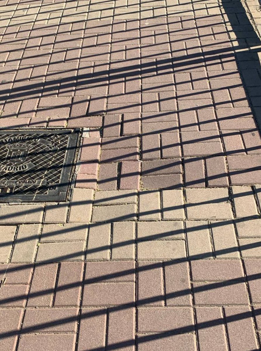 vox_moratalaz's tweet photo. Se ejecuta, en parte, la iniciativa de VOX Moratalaz para acondicionar la acera de la rampa de acceso a la pasarela de la M-40, en C/ Brujas. Aún falta el acondicionamiento de la barandilla. Antes y después. https://t.co/jsVJWquICR