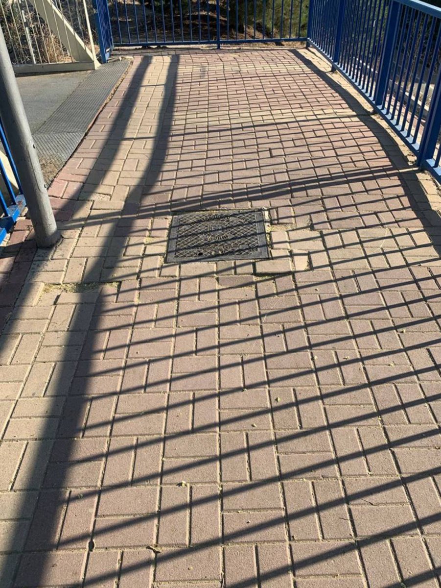 vox_moratalaz's tweet photo. Se ejecuta, en parte, la iniciativa de VOX Moratalaz para acondicionar la acera de la rampa de acceso a la pasarela de la M-40, en C/ Brujas. Aún falta el acondicionamiento de la barandilla. Antes y después. https://t.co/jsVJWquICR