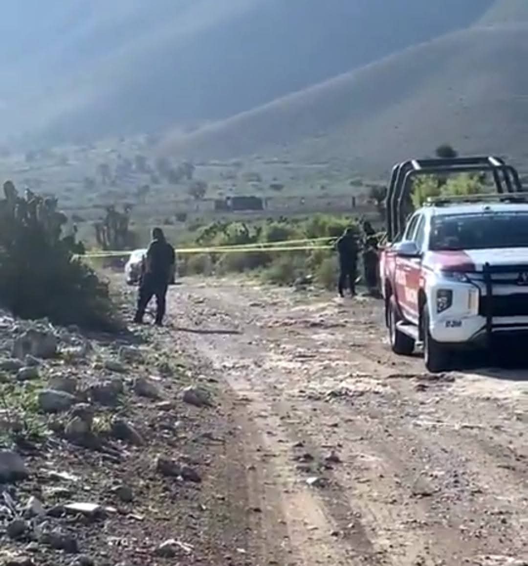 #Tehuacán Dos personas fueron localizadas sin vida al interior de un vehículo en la comunidad de Azumbilla, en un camino vecinal.
 Personal de la FGE ya inició investigaciones, la zona está acordonada facebook.com/share/p/1EjuSx…