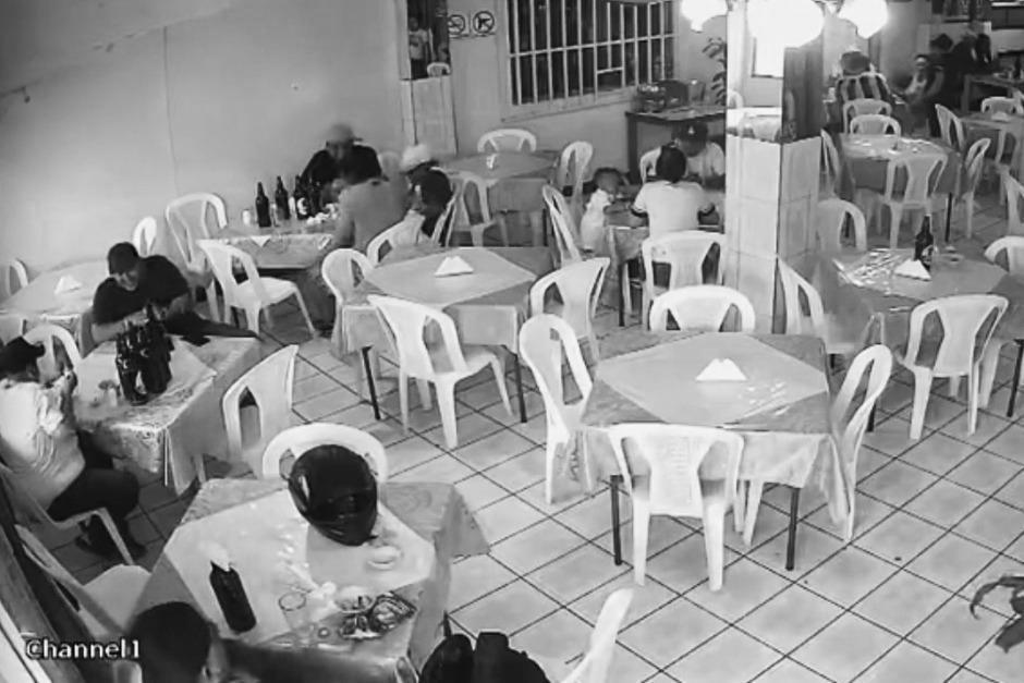 PGN ha confirmado que menor herido en tiroteo dentro de una cevichería en zona 6 capitalina, ha sido dado de alta luego de permanecer tres días en el hospital. El pequeño la fue entregado a un familiar para sus cuidados y resguardo.
#EspectadorGT