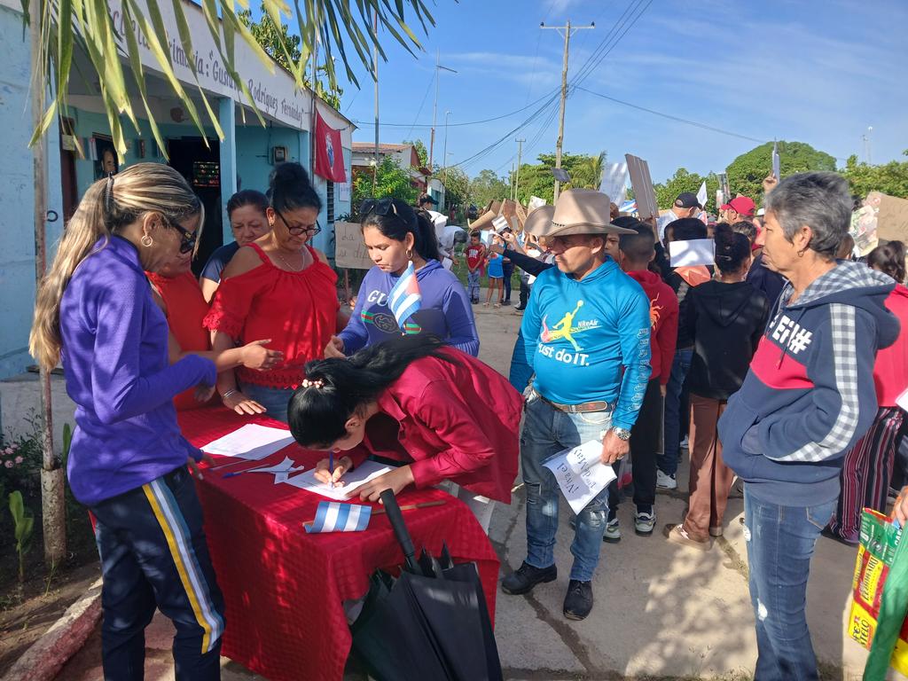 FidelAl08131349's tweet photo. #Jatibonico En cada cuadra, en cada barrio, en cada institución,  en cada comunidad el pueblo jatiboniquense firma por la Patria. 
#LaPatriaSeDefiende
#SanctiSpíritusEnMarcha https://t.co/YZkRFNkEAY