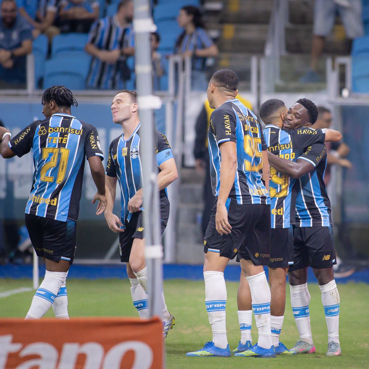 Grêmio negocia com a Chapecoense a realização de um dos quatro amistosos planejados pelo clube durante a parada para a Copa do Mundo. 

Antes das partidas, Tricolor dará 15 dias de folga ao grupo de jogadores. O planejamento prevê 35 dias de treinos e testes para o segundo