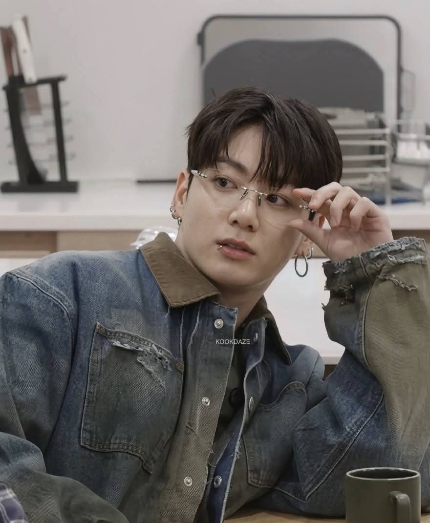 kookie1_jk__'s tweet image. I don't need hours with you
 a moment is enough for me 
Cause when you're near
time stops running
calm down
 become light 
become ours 

#jk