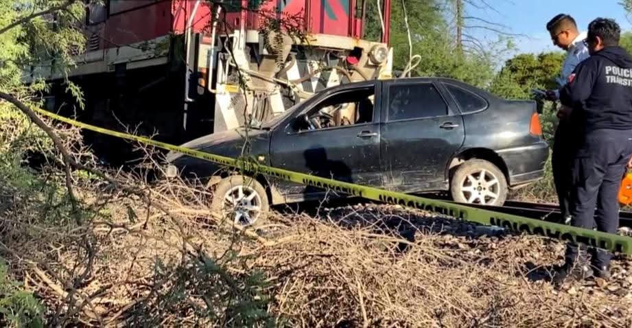 #Tehuacán El conductor de un VW Derby trató de ganarle el paso al tren en la junta auxiliar Cuayucatepec, al ser impactado los arrastró la locomotora por 100 metros aprox; una mujer de 37 años falleció, además hay 2 lesionados

facebook.com/share/p/1N52uv…