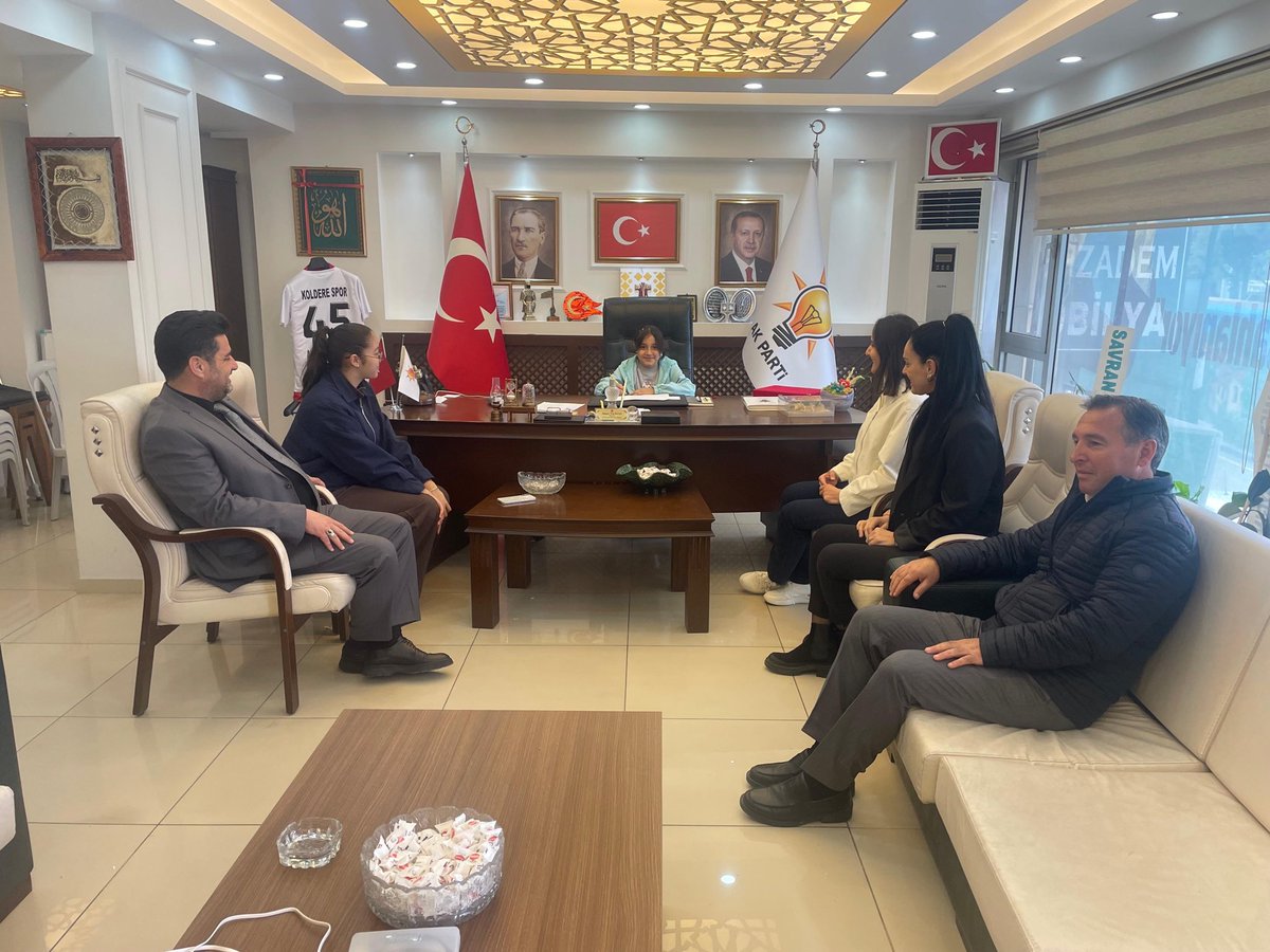 İlçe Başkanımız Ahmet Nalband, Kadın Kolları Başkanımız Tülay Şentürk,23 Nisan Ulusal Egemenlik ve Çocuk Bayramı dolayısıyla başkanlık makamını geleceğimizin teminatı sevgili Ece Bilge Öztop’a devretti.