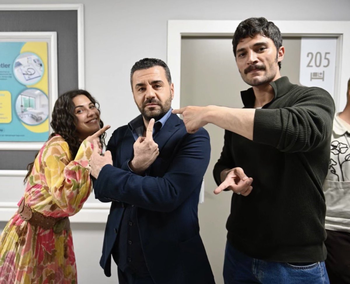 bölüm öncesi favori üçlümüzden foto da geldii 🤭🤍

#Halef #YılSer