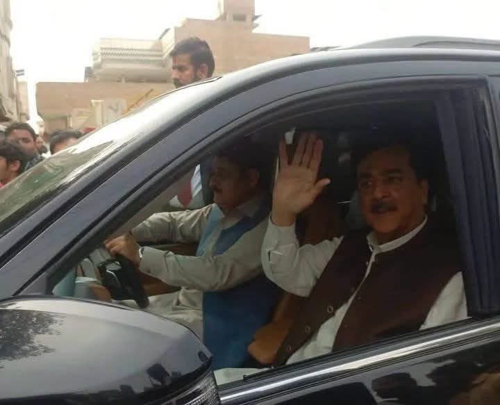 وہ عثمان بزدار جسے عمران خان نے پنجاب کا وزیراعلیٰ لگایا ہوا تھا آج وہ یوسف رضا گیلانی کا ڈرائیور بنا ہوا ہے۔
عمران خان نے اپنے اردگرد کمینوں کی فوج اکھٹی کی ہوئی تھی یا پھر اس بدقسمت قوم میں انسان ڈھونڈنا واقعی بہت مشکل کام تھا؟