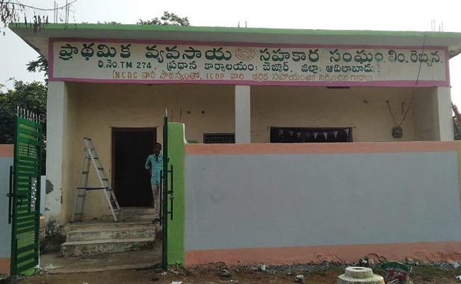 TeluguScribe's tweet image. PACS ఎన్నికలకు వెళ్లకుండా.. నామినేటెడ్ పద్ధతిలో పదవులను భర్తీ 

నిర్ణయించిన తెలంగాణ రాష్ట్ర మంత్రివర్గం

ప్రాథమిక వ్యవసాయ సహకార సంఘాల ఎన్నికలకు భయపడుతున్న కాంగ్రెస్ ప్రభుత్వం

​క్షేత్రస్థాయిలో ప్రస్తుత పరిస్థితులు తమకు అనుకూలంగా లేవని, నేరుగా ఎన్నికలు నిర్వహిస్తే గెలిచే అవకాశం