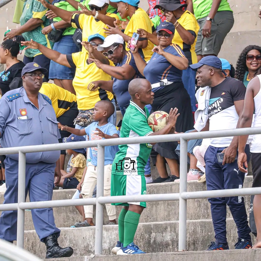 NkuleSbuDladla's tweet image. That panel must do justice to this football loving man. A trendsetter....

📸 Hot Production

#FifaWorldCup #Dlamini #SuperFan