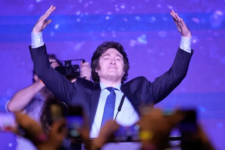 Reforma eleitoral que o Milei enviou pra votação na Argentina

- Eliminação do financiamento público de campanhas
- Eliminação do tempo de TV/Rádio obrigatórios
- Ficha Limpa, condenados por corrupção não podem concorrer
- Boleta única, para reduzir fraudes 
- Fim das primárias