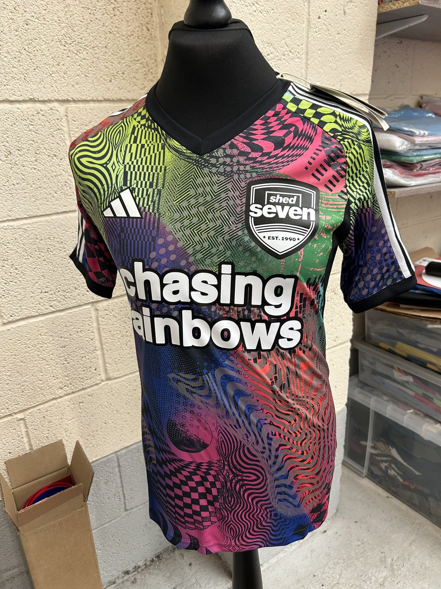 gibbo1012's tweet image. Well if I don’t say so myself this shirt I knocked up after work looks bloody amazing 🤩🤩⚽️⚽️ #shedseven #britpop #indie