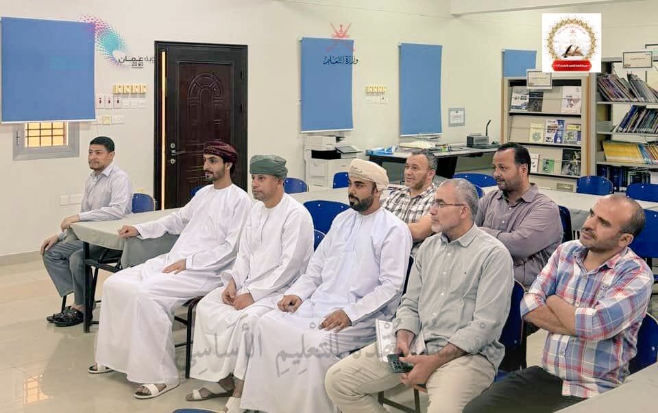 EduGovSbt3315's tweet photo. قدم الأستاذ عيسى الخصيبي معلم مادة الرياضيات ورشة عمل بعنوان التعليم الإلكتروني لجماع�� مادة الرياضيات بالمدرسة
#العقدة_مدرسة_رقمية
@EduGovOman
@EduGovSbt
@ictoman
#فعاليات_تعليمية_جنوب_الباطنة https://t.co/nBpGzWtD6Y