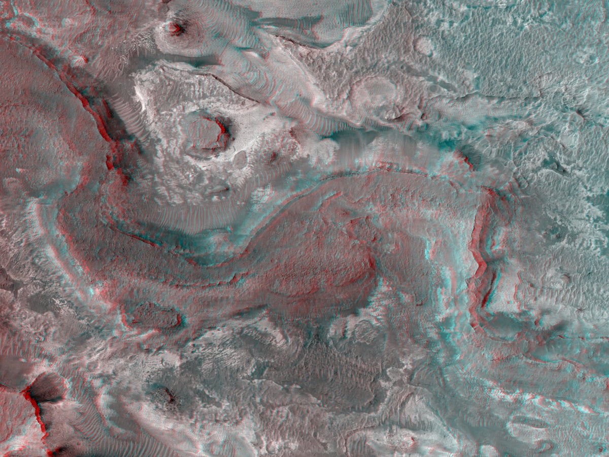 HiRISE's tweet image. HiRISE 3D: The Great Wall of Mars

Context Camera images and adjacent HiRISE image show interesting light-toned and inverted terrain here in a Gorgonum Chaos basin.

uahirise.org/anaglyph/ESP_0…
NASA/JPL-Caltech/University of Arizona
#Mars #NASA #science