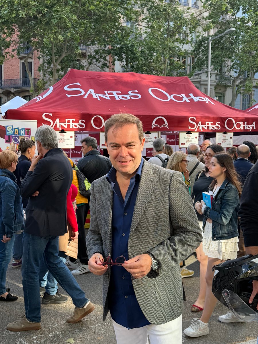 ¡Viva #SantJordi! Barcelona es una riada infinita de lectores sonrientes.