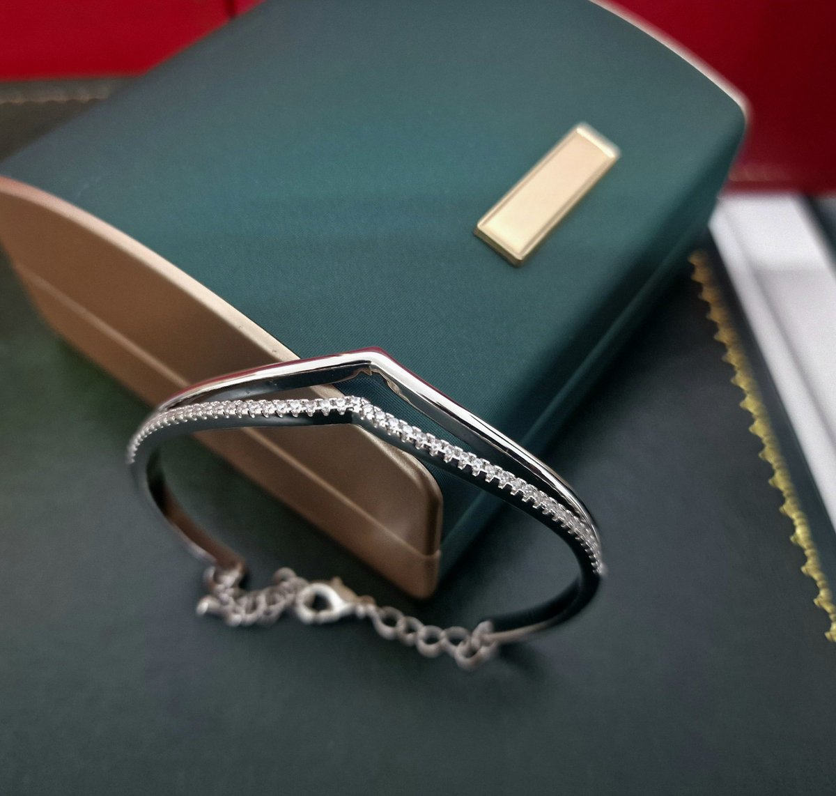 Shop_deals_uk's tweet image. Bangle Unique Designer Heart Shape Ideal Created Diamonds Ideal Gift Boxed Seller:... - ebay.co.uk/itm/1877867011… #finejewels #jewel