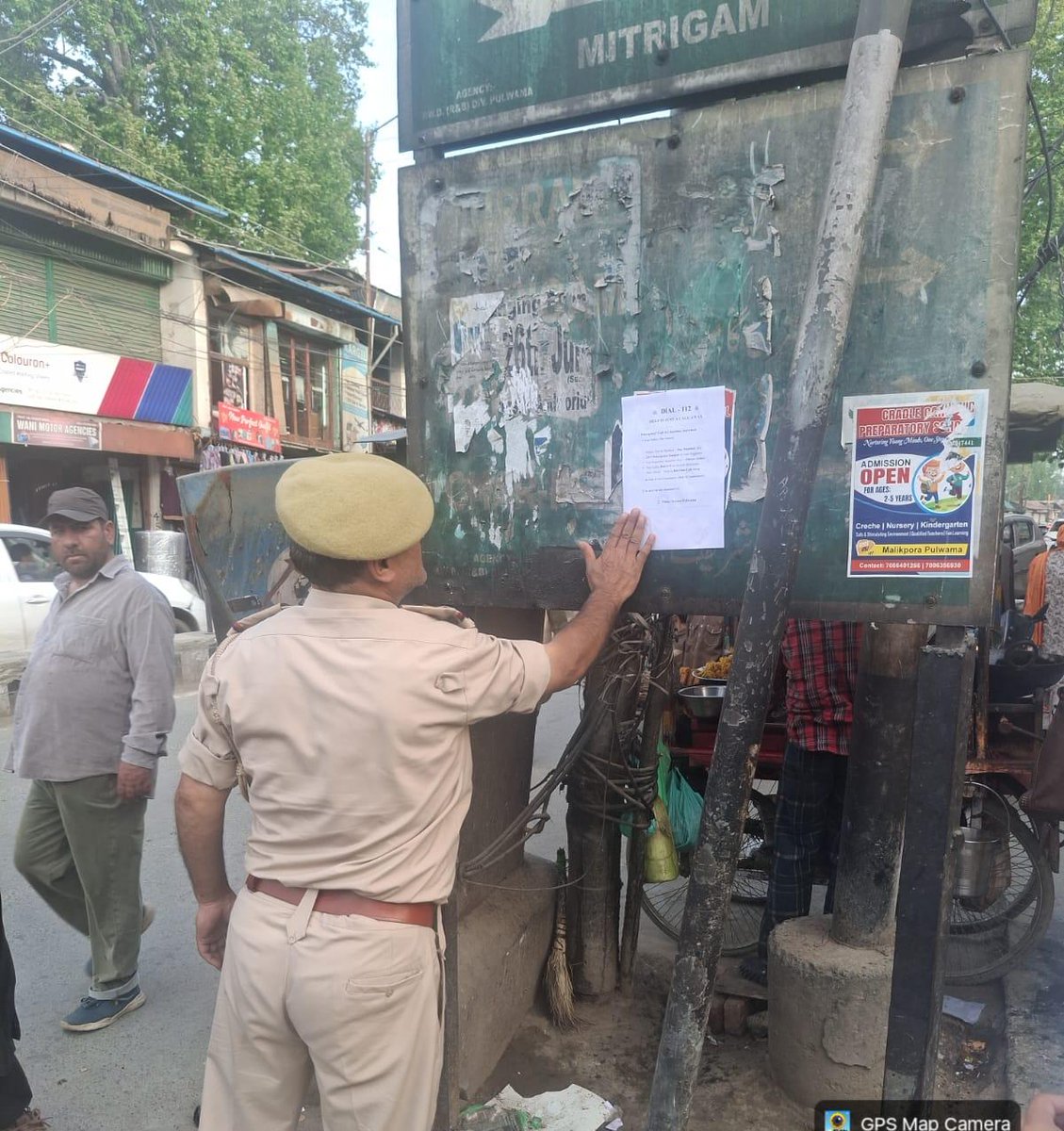 ssppul's tweet image. Pulwama Police conducts district-wide awareness drive on #ERSS112 across banks, colleges &amp;amp; public places; posters displayed to boost outreach. Citizens urged to use 112 in emergencies.

#PulwamaPolice #EmergencyResponse @JmuKmrPolice @KashmirPolice @DigSkr