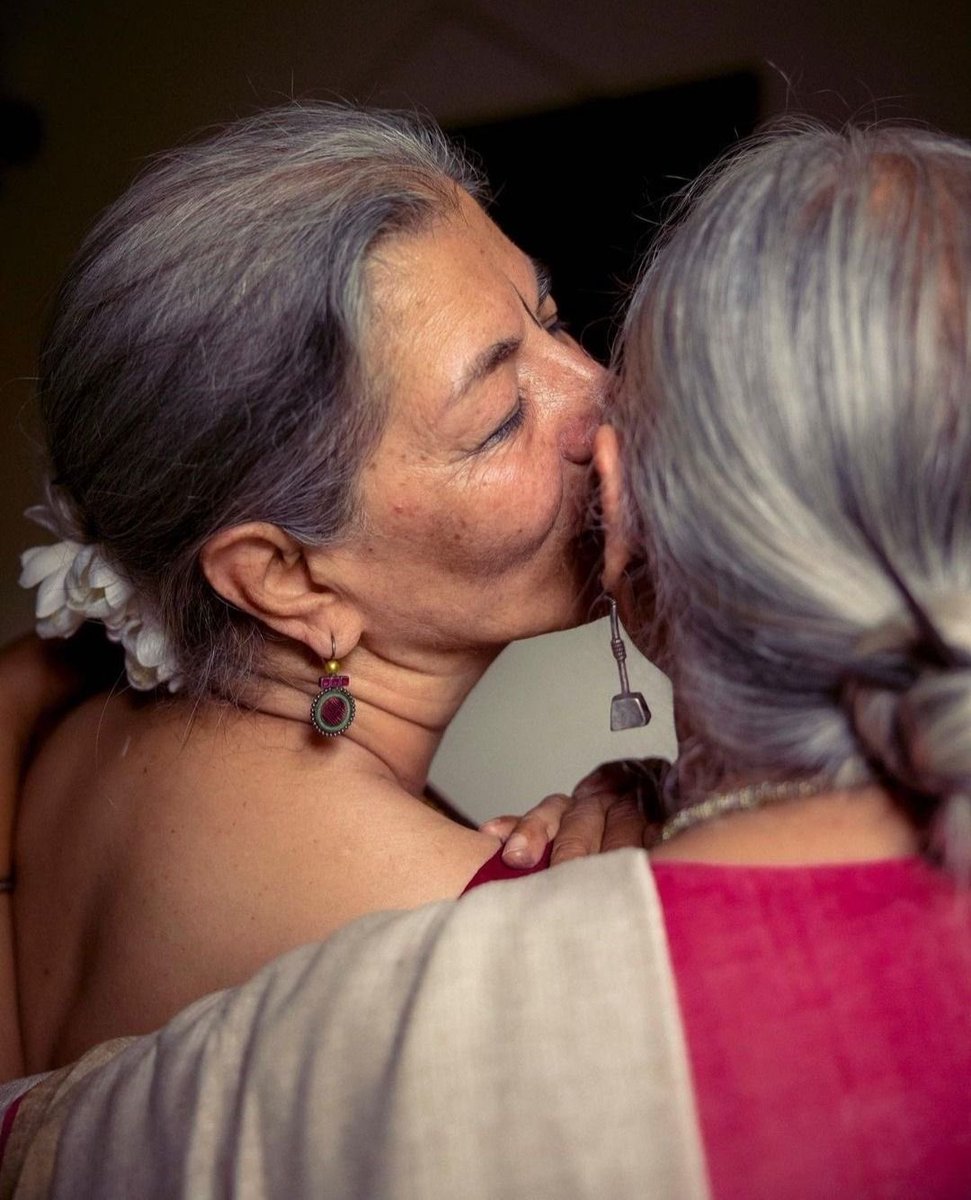 Qué cosa más bonita querer a una mujer hasta aprenderse también su vejez de memoria.