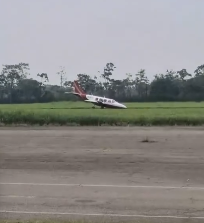 GuaviareEstereo's tweet photo. 🚨 #Atención || Emergencia aérea en Villavicencio.

De manera exclusiva, se conoció que la aeronave HK3641G se declaró en emergencia tras presentar una falla en el tren de nariz durante su operación en pista en el Aeropuerto Vanguardia.

https://t.co/EbqoGOd8Ya https://t.co/HTUmLrYsmv