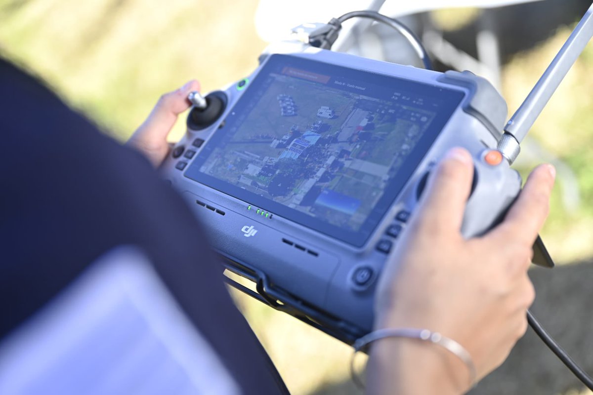 pachasanchez's tweet photo. Comenzamos las acciones del Más Barrio recorriendo Cerro Norte casa por casa, escuchando a los vecinos.

En esta primera etapa estamos relevando información clave para poder intervenir mejor, para que las soluciones lleguen donde tienen que llegar. Y al mismo tiempo, estamos ordenando el trabajo del Estado, coordinando a distintas instituciones para dar respuestas concretas y mejorar la vida cotidiana.

No es una acción puntual, es una forma de intervención integral: actuando al mismo tiempo en la vivienda, en los espacios públicos, en la seguridad y junto a la comunidad.

Que la gente sienta que su barrio es un lugar seguro, que pueda disfrutarlo y participar de las decisiones es el horizonte de Más Barrio.