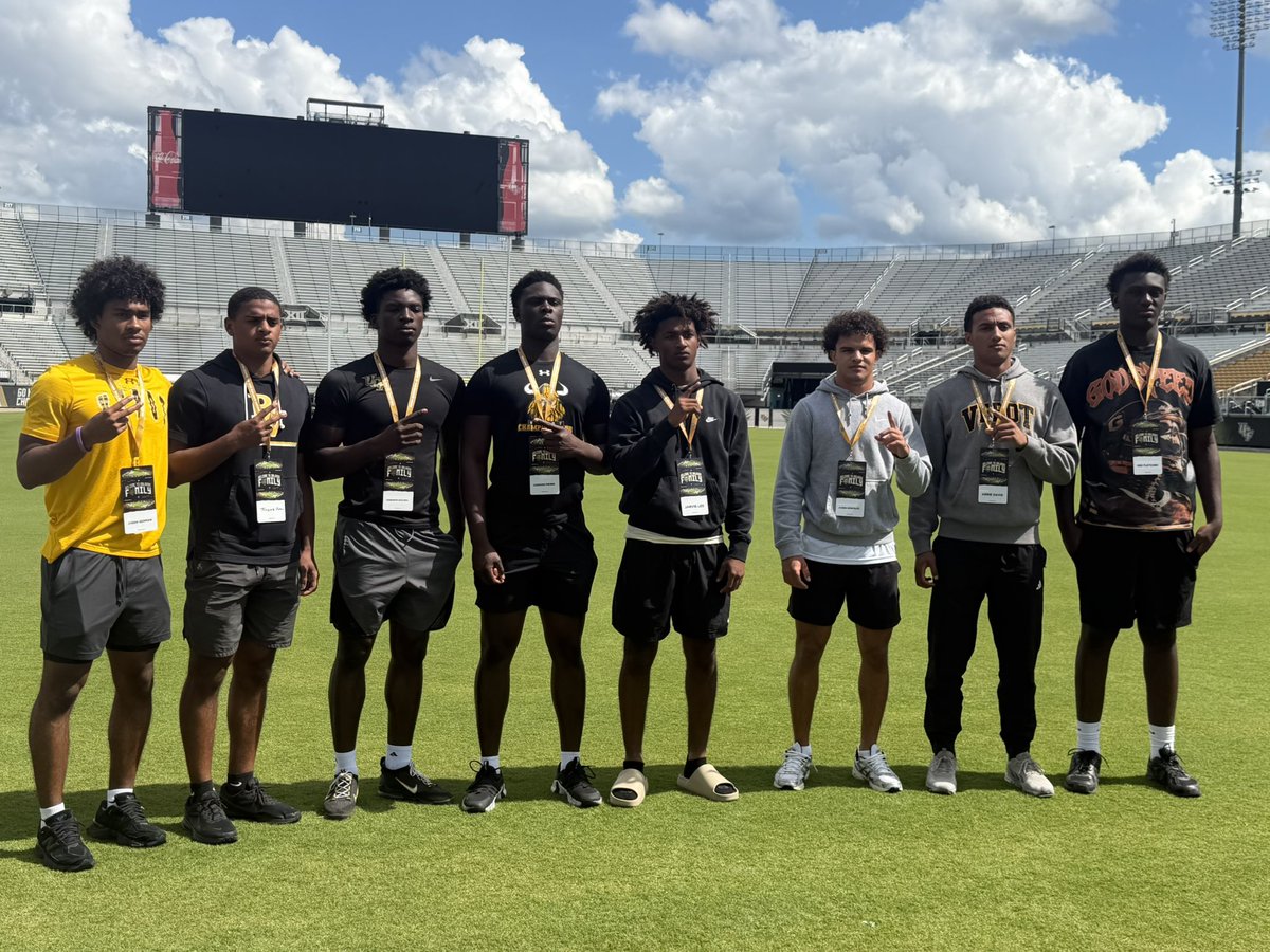 ConnorPierre23's tweet photo. Had a great time at UCF today with the guys wanna thank the staff for the great hospitality and an amazing time!! @CoachRodeBV @CoachVillegasBV @JoshVogelbach @VerotFB_Recruit @PatCarey_ @Coach_Martin95 @CoachTFisher @CoachBecktonJr @TMossbrucker @UCF_Recruiting @Ethan_Corbijn https://t.co/8CWtZBU5oi