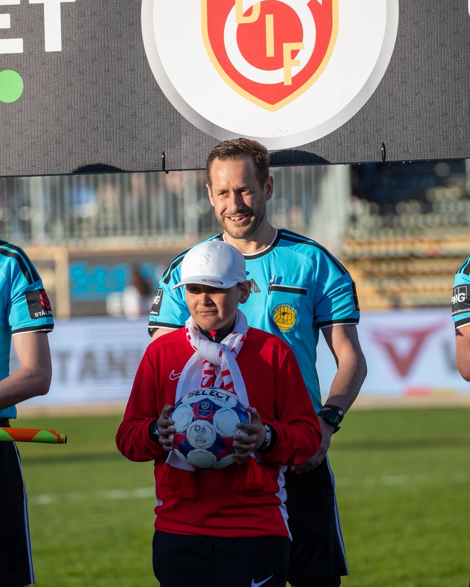 dif_degerfors's tweet photo. ❤️🤍 Tack Theodor för den femstjärniga leverensen av matchbollen. #degerforsif https://t.co/TswwVx0qhX