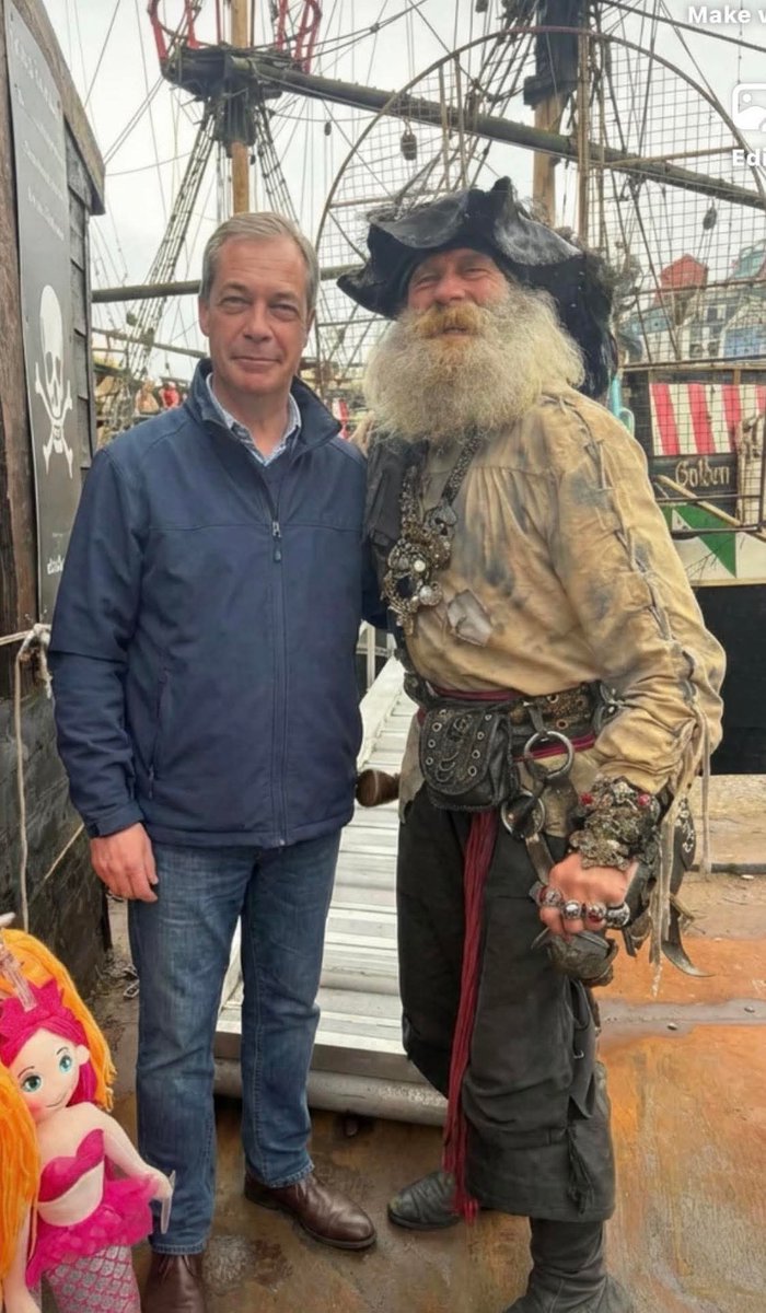 poppa1138's tweet image. Nigel Farage consults Captain Blackheart on stopping the boats 🏴‍☠️ #Reform #Brixham  #Devon
