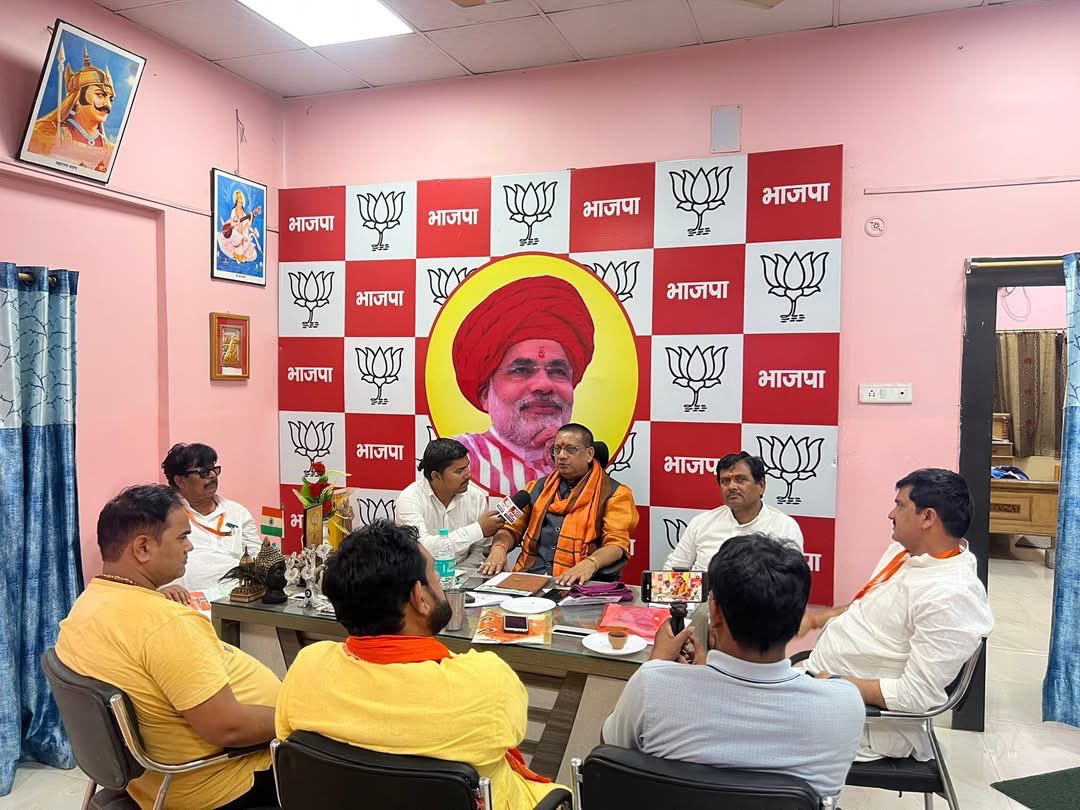 Ershailendrabjp's tweet photo. पटना स्थित आवास पर विभिन्न संवाद, भेंट एवं मीडिया बातचीत की कुछ झलकियाँ…
#Patna #Samvaad #Bhet #Media #Bihar https://t.co/x7i2YdJKLj