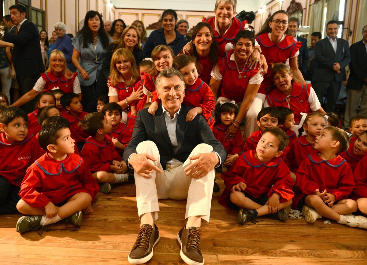 Le voy a copiar al que te jedi 😆... definime en dos palabras a Mauricio Macri, comentá si lo querés como candidato o como mentor... 
#BuenJueves