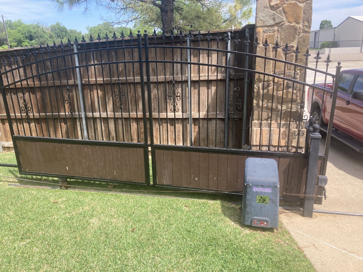 DoorDavis8344's tweet image. Assisted customer with a malfunctioning Liftmaster sliding gate opener. Fixed a dislodged motor belt and replaced dead batteries. Also serviced and lubricated the system using two 12-volt sealed gate batteries and heavy-duty lube. #GateRepair #CustomerService