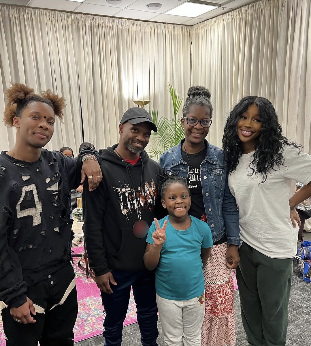 OVOmembers's tweet photo. Sza was talking crazy in interviews just to end up co-signing d4vd after coming for Drake &amp; Nicki Minaj… priorities in hell 💀

INSANE BEHAVIOR… mfs singing and shakingASS to not like us and whole time they’re exactly what they claim not to be like to associate with mfs who are https://t.co/aXDg3g9TN7
