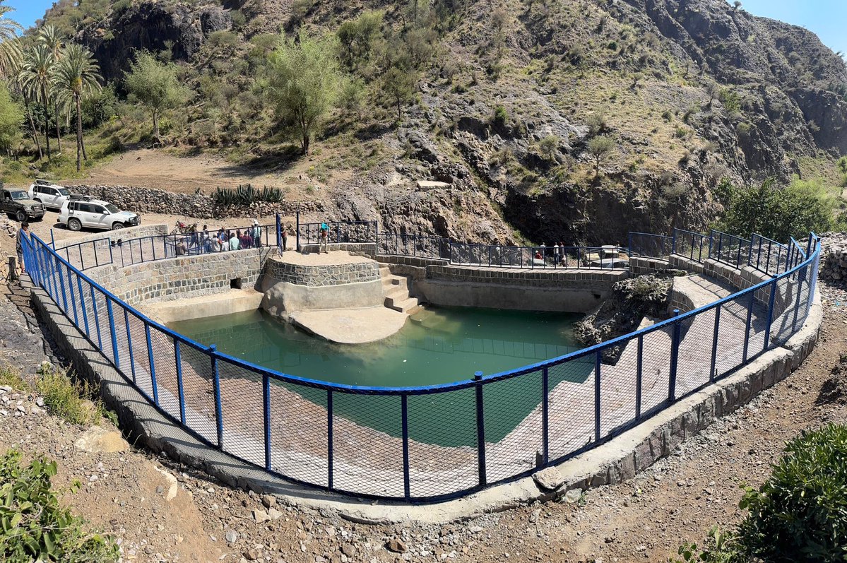 UNDPYemen's tweet image. From rain to resilience 💪

@UNDP #Yemen’s #FSRRP, powered by @WorldBankMENA &amp;amp; partners @PWPYemen &amp;amp; @SFDYemen, continues building #ClimateChange resilience for Yemeni farmers during this crucial rainy season through rainwater harvesting tanks for better #FoodSecurity in Yemen 🌾